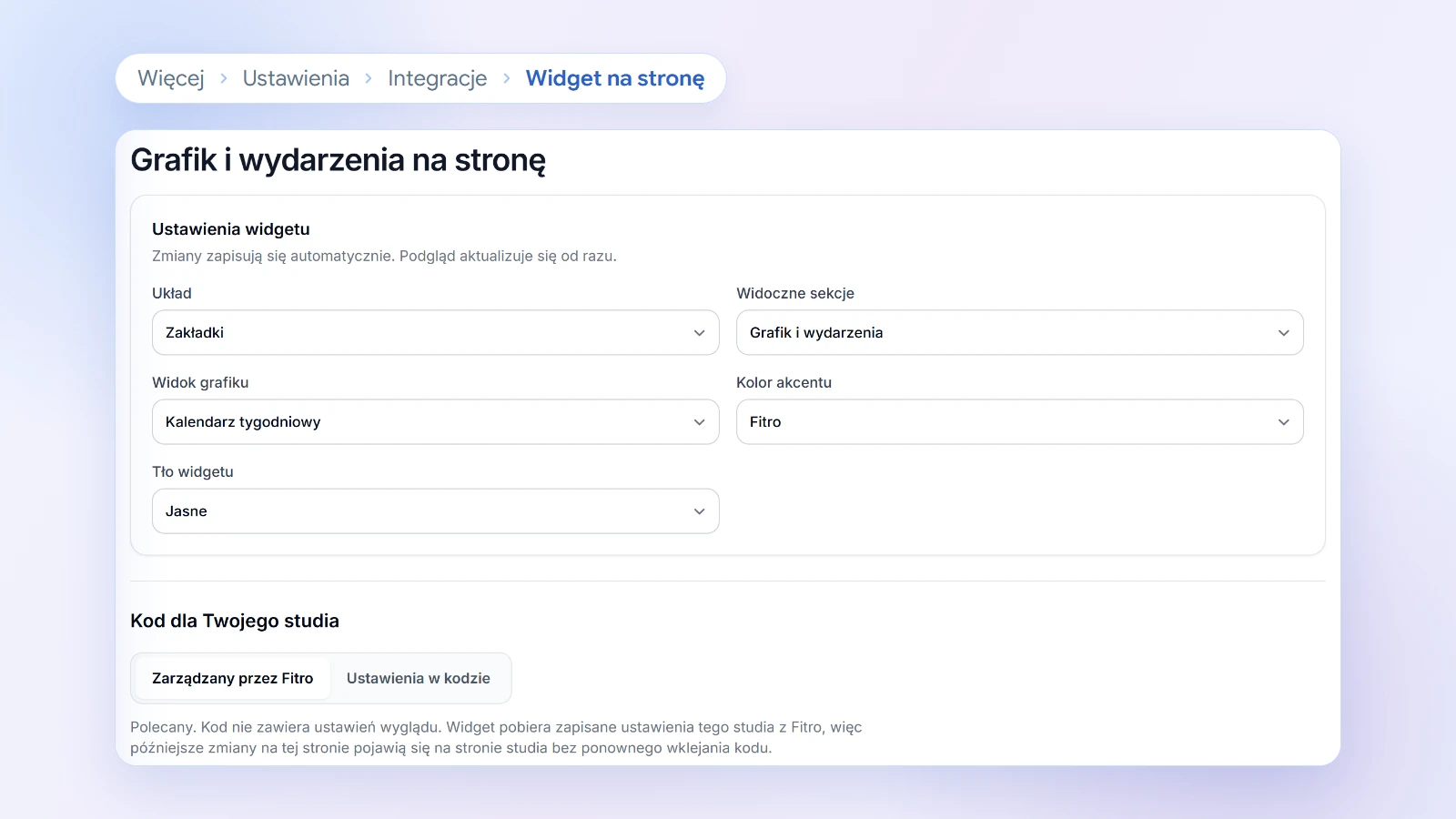 Ekran Grafik i wydarzenia na stronę w panelu Fitro: ustawienia widgetu z polami Układ, Widoczne sekcje, Widok grafiku, Kolor akcentu i Tło widgetu oraz wybór kodu Zarządzany przez Fitro albo Ustawienia w kodzie.