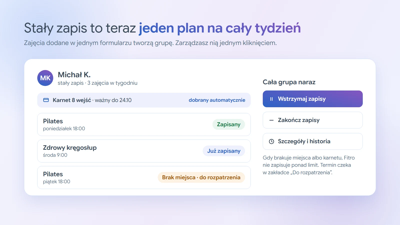 Przykładowy stały zapis klienta na trzy zajęcia w tygodniu z jednym karnetem dobranym automatycznie. Przy zajęciach statusy: Zapisany, Już zapisany oraz Brak miejsca, do rozpatrzenia. Obok przyciski Wstrzymaj zapisy, Zakończ zapisy i Szczegóły i historia, działające na całą grupę.