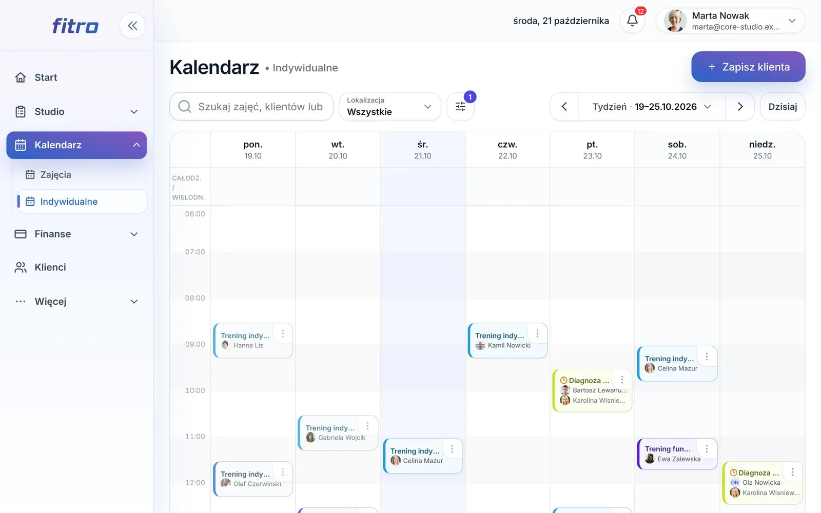 Kalendarz treningów indywidualnych w widoku tygodnia z wizytami klientów