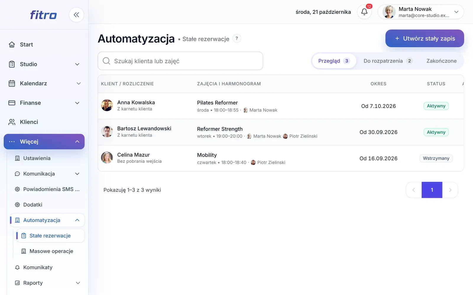 Lista stałych rezerwacji z klientami, zajęciami, okresem i statusem