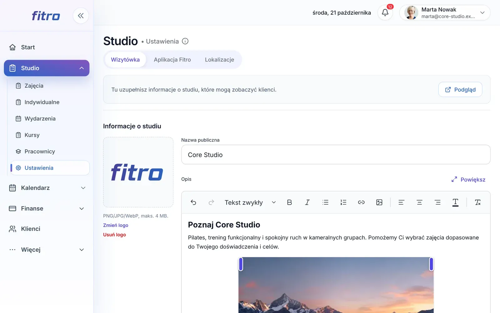 Wizytówka studia z logo, opisem, kontaktem i adresem